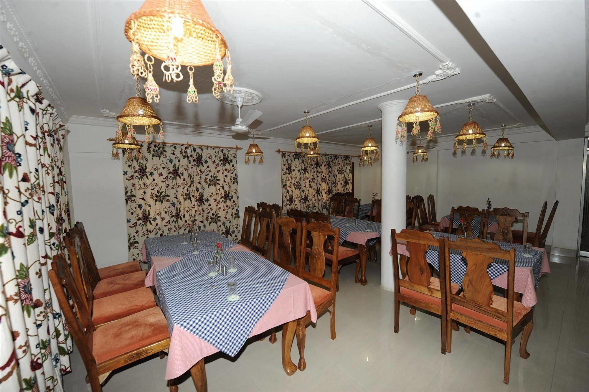 Hotel Ibni Kabeer Srīnagar Exterior foto