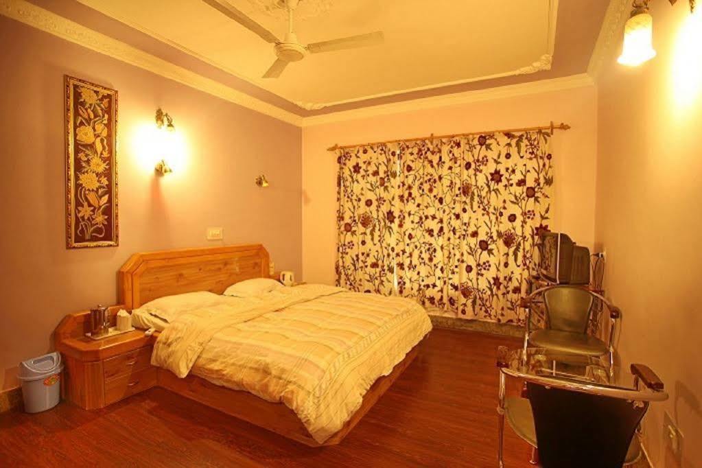 Hotel Ibni Kabeer Srīnagar Exterior foto